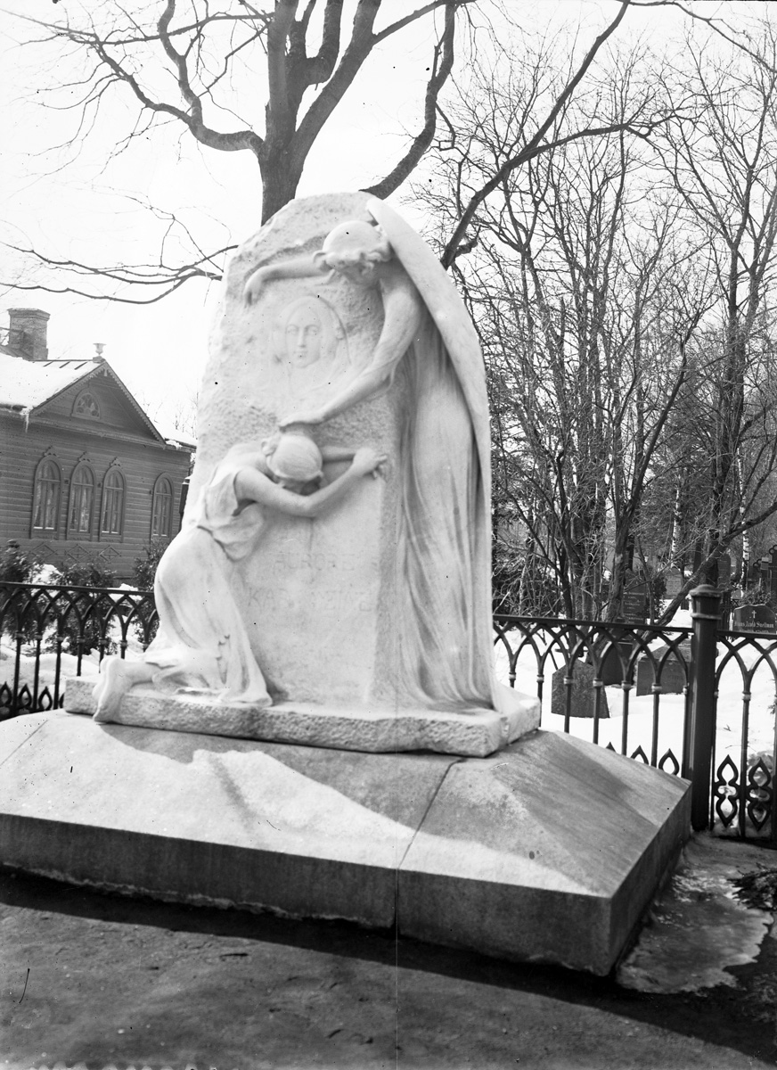 ???resource.thumbnail???:&nbsp;Gravmonument för Aurora Karamzin på Sandudds begravningsplats.
	
		Gravmonument för Aurora Karamzin på Sandudds begravningsplats. Skulptur med skyddsängel som tröst...