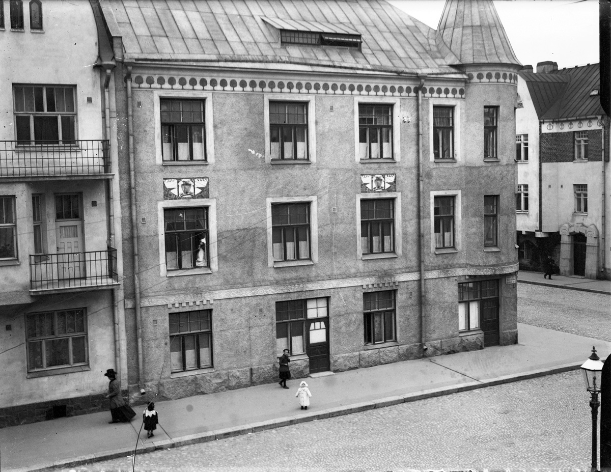Thumbnail: Hus vid hörnet av Villagatan och Petersgatan.