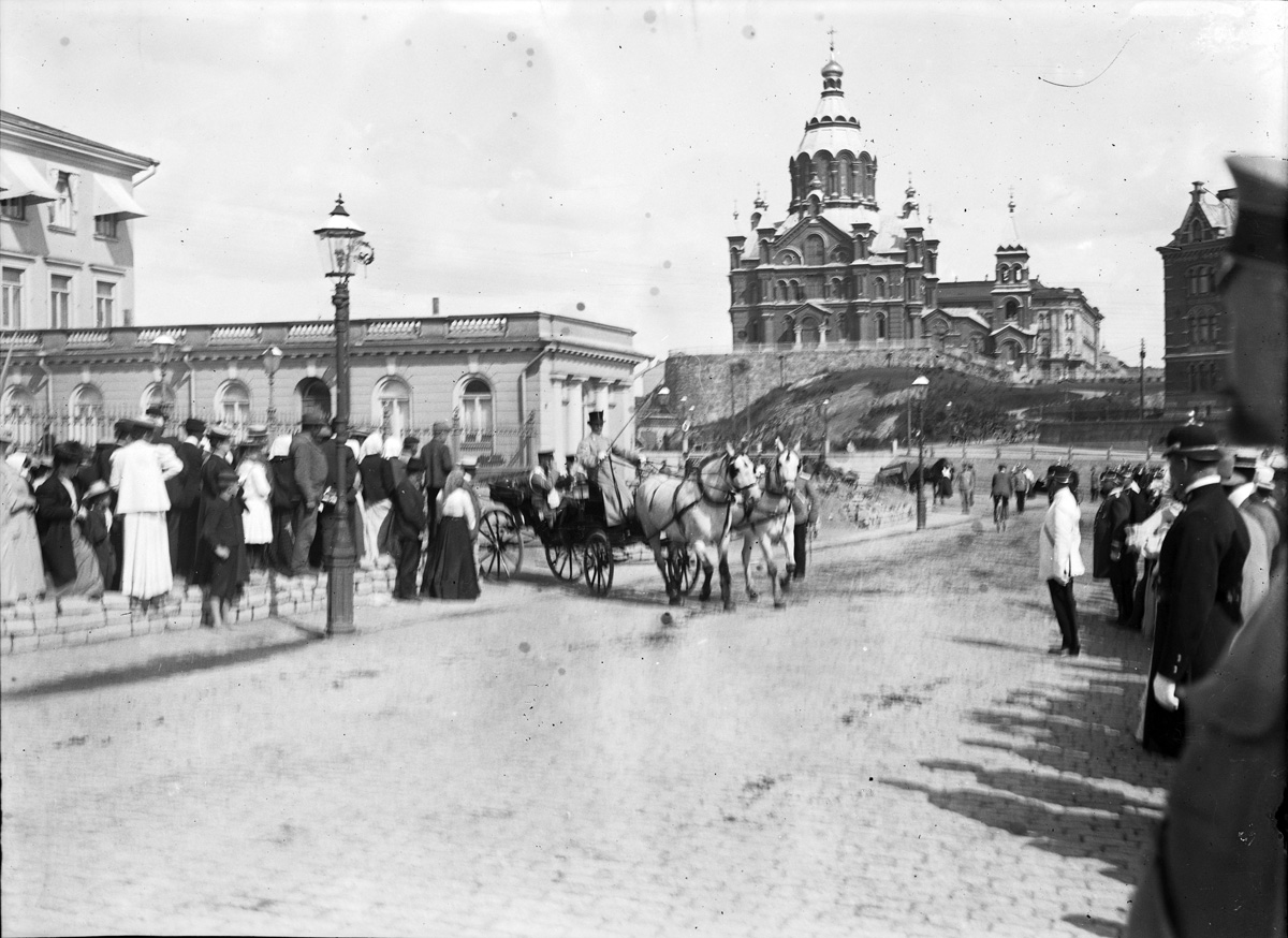 ???resource.thumbnail???: Hästekipage utanför presidentens slott.
	
		Hästekipage utanför presidentens slott. Uspenskijkatedralen t.h.