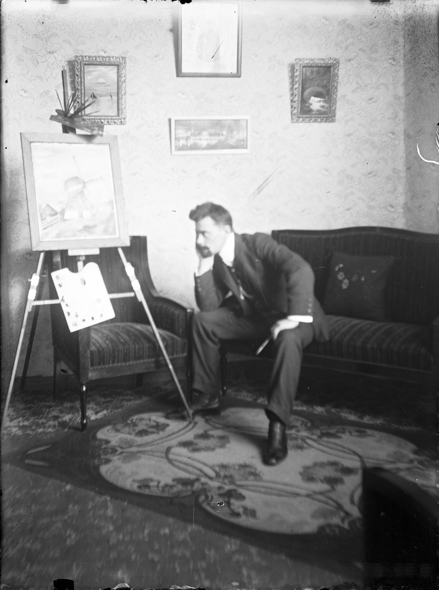 Thumbnail: Waldemar eller Gustav Sandberg vid staffliet.