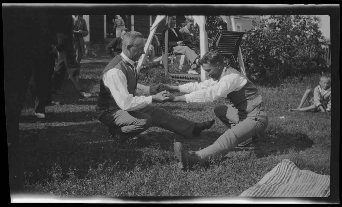 ???resource.thumbnail???: Hoppa kycky (hoppa kråka, kråkdansen, dansa kucku)
	
		På bröllop, helst påföljande dag, sedan bröllopslakanen blivit borttagna, brukade man roa sig med...