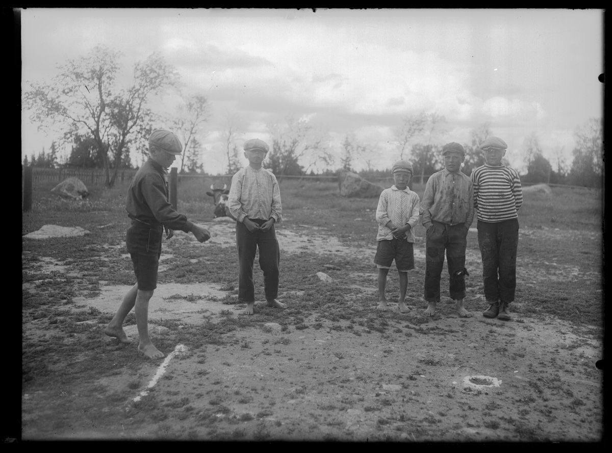 ???resource.thumbnail???:&nbsp;Kasta peng
	
		Varje deltagare hade en slant som man kastade från ett streck emot en grop i tur och ordning. Fin...