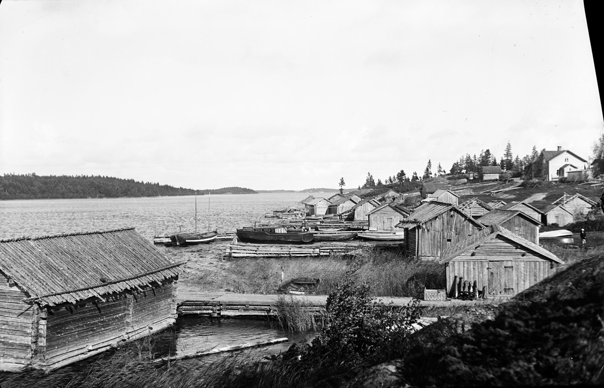 Thumbnail:&nbsp;Båthus och sjöbodar.
	
		Båthus och sjöbodar. Björköstrand i Houtskär.