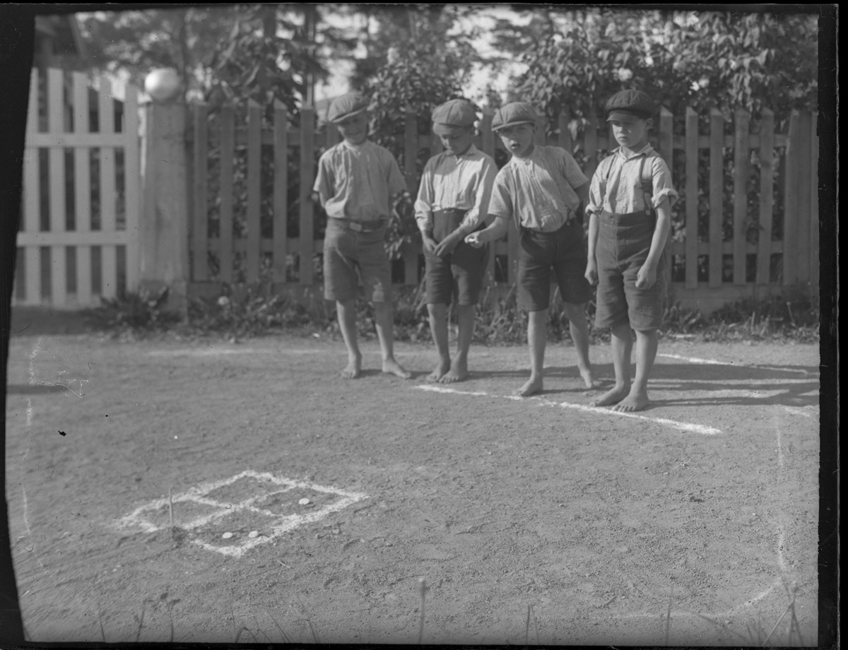???resource.thumbnail???: Spel peng II
	
		Man ritade på marken 10-20 cm:s rutor, lika många som antalet deltagare, t.ex. 4. /Ritning på s. ...