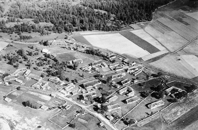 Thumbnail:&nbsp;Suur Pakrisaar (Stora Rågö), Ranna küla (Åsbyn).
	
		Suur Pakrisaar (Stora Rågö), Ranna küla (Åsbyn). Flygbild tagen kl. 10.34 på 250 m höjd.
