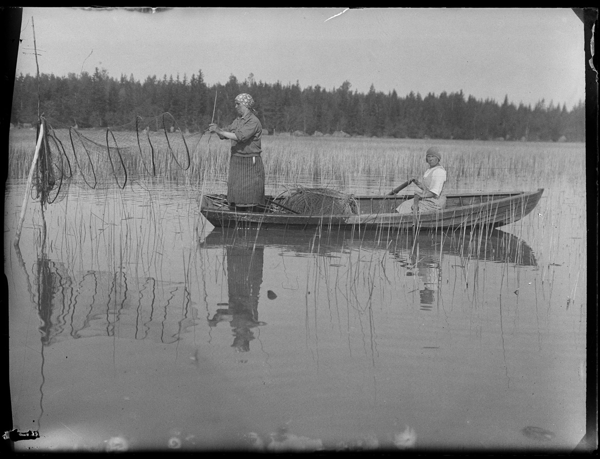 ???resource.thumbnail???: Ryssjor sättes på tork vid Kulla fjärd.
	
		Ryssjor sättes på tork vid Kulla fjärd. Nestors hustru i aktern.