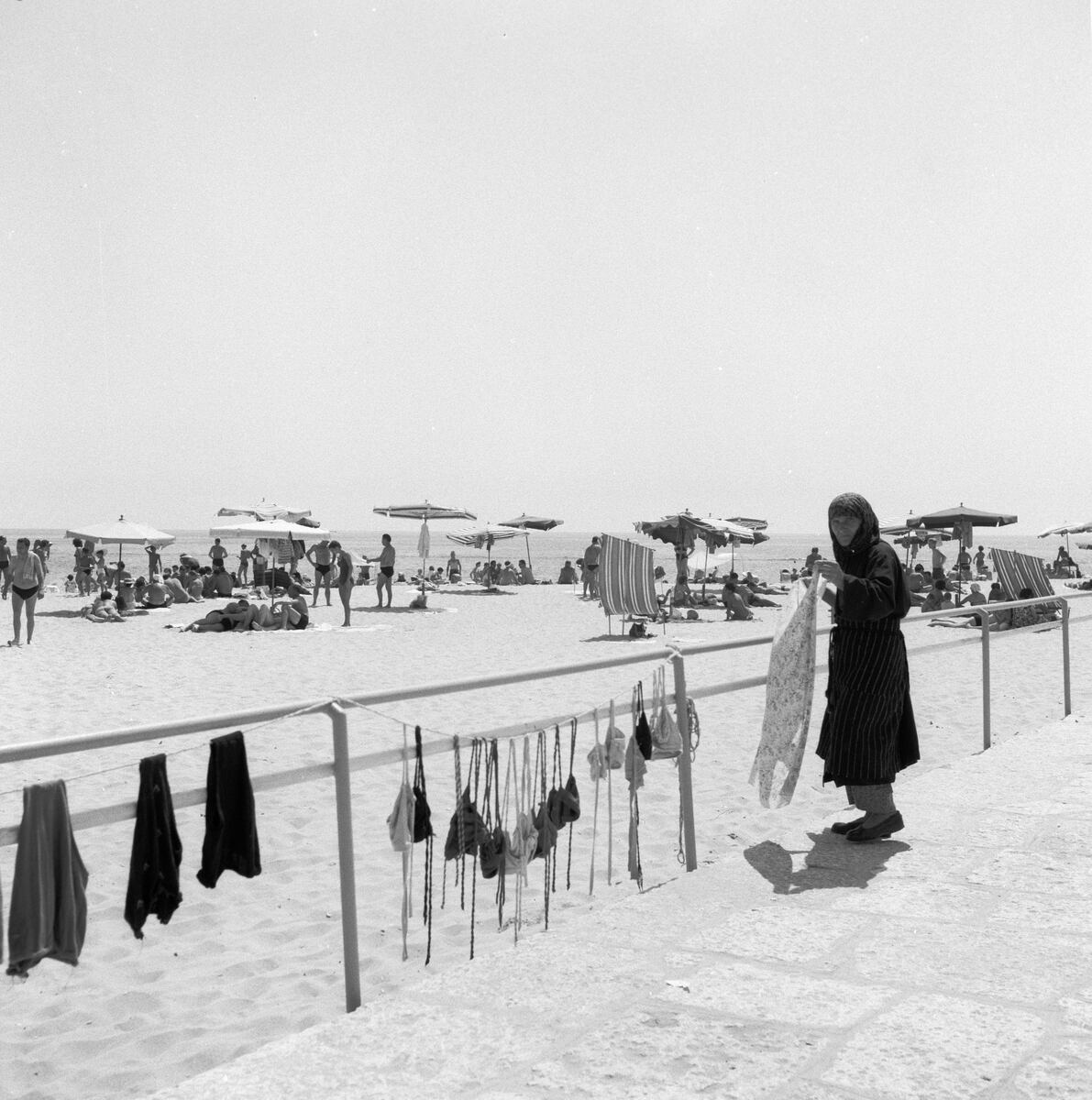 ???resource.thumbnail???: Äldre kvinna hänger baddräkter på tork ...
	
		Äldre kvinna hänger baddräkter på tork i turistorten Solstranden (Sunny Beach), Bulgarien.