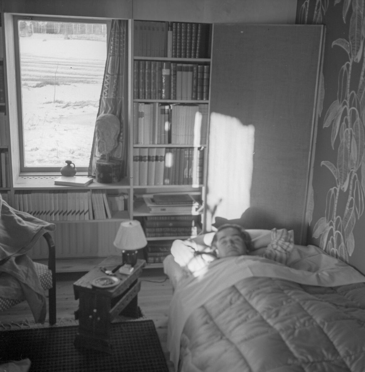 ???resource.thumbnail???: Roberto Sambonet i sängen i gästrummet ...
	
		Roberto Sambonet i sängen i gästrummet i Villa Itaka.
