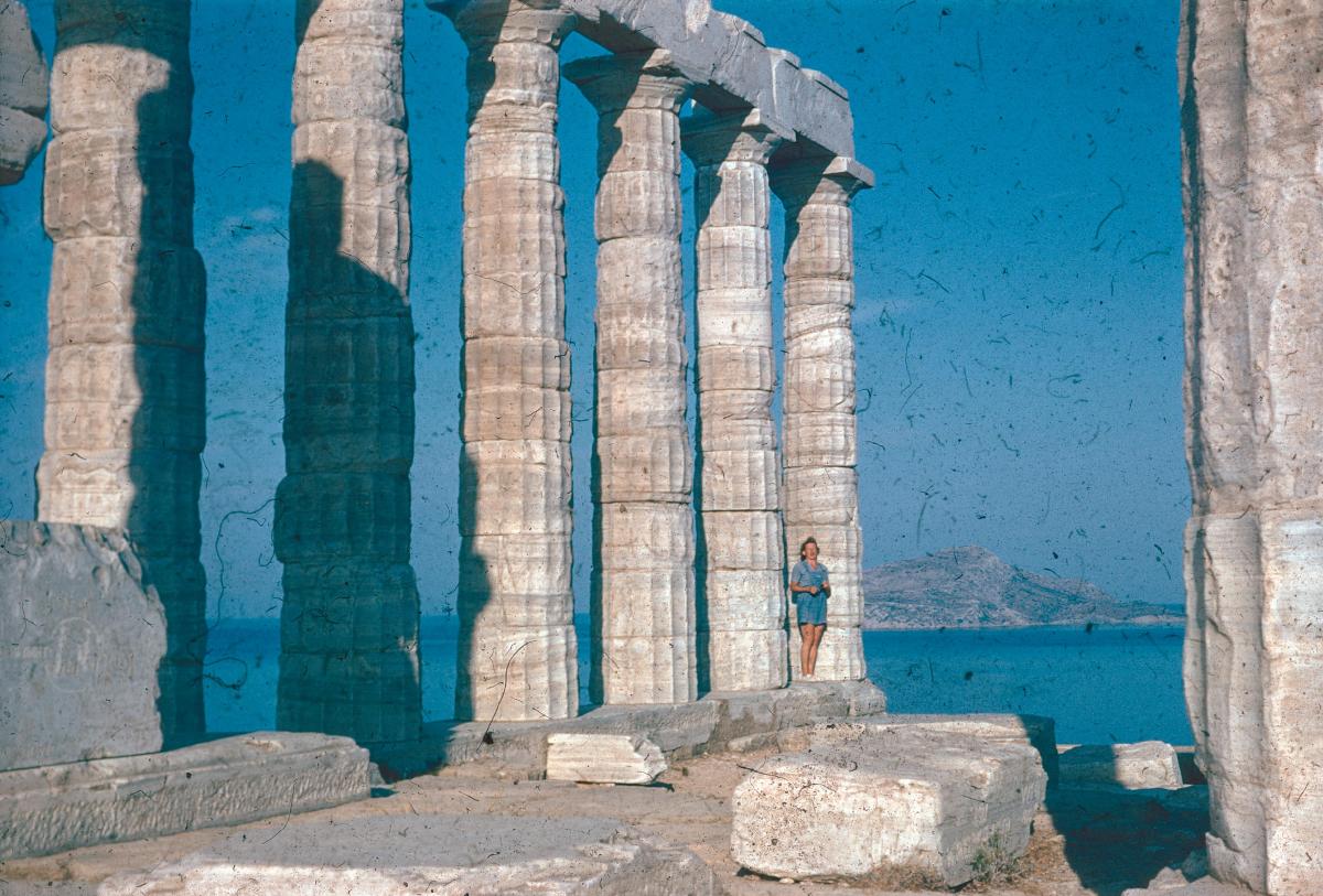 ???resource.thumbnail???: Mona Morales-Schildt vid Poseidontemplet på Kap Sunion
	
		Mona Morales-Schildt vid Poseidontemplet på Kap Sunion.