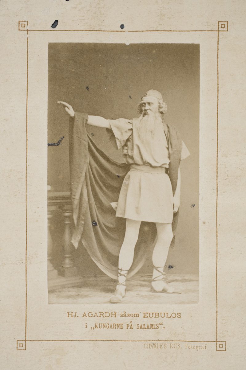 Esikatselukuva: Hjalmar Agardh (1832-1892) som Eubulos i ...
	
		Hjalmar Agardh (1832-1892) som Eubulos i "Kungarna på Salamis" av J.L. Runeberg.