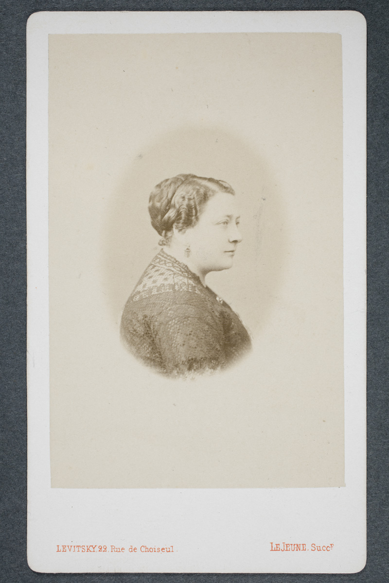 Thumbnail: Louise Albani.
	
		Louise Albani. Foto: Levitsky, Paris