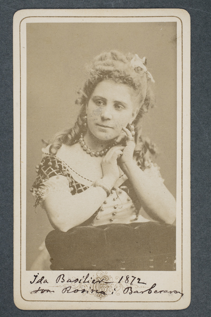 ???resource.thumbnail???:&nbsp;Ida Basilier-Magelssen (1846 – 1928), finländsk ...
	
		Ida Basilier-Magelssen (1846 – 1928), finländsk sångare, som Rosina i "Barberaren i Sevilla&...