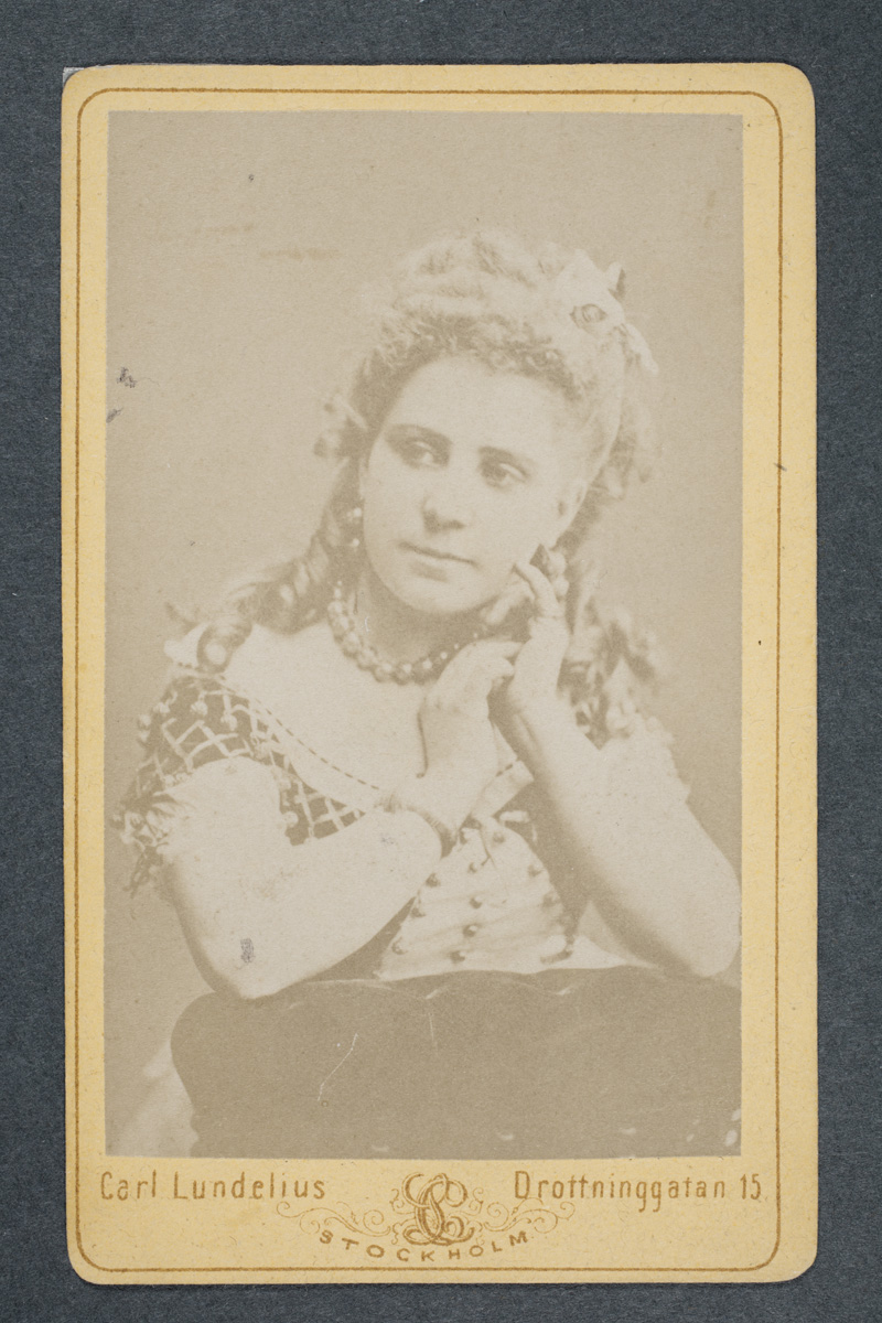 Thumbnail: Ida Basilier-Magelssen (1846 – 1928), finländsk ...
	
		Ida Basilier-Magelssen (1846 – 1928), finländsk sångare, som Rosina i "Barberaren i Sevilla&...