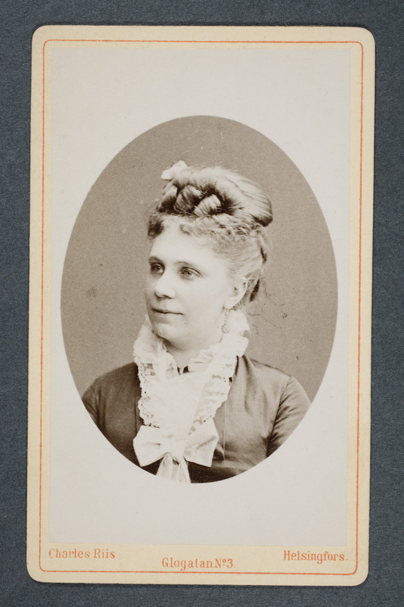 Esikatselukuva: Ida Basilier-Magelssen (1846 – 1928), finländsk sångare.
	
		Ida Basilier-Magelssen (1846 – 1928), finländsk sångare.
Gift med J.S. Cammermayer-Magelsen (1878...