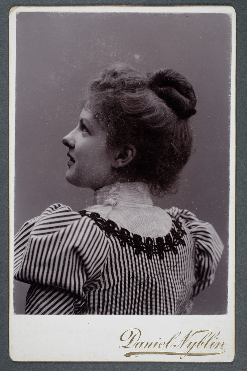 Esikatselukuva: Aina Bergroth (1873-d).
	
		Aina Bergroth (1873-d). På Svenska teatern under åren 1897-1903 och 1906-1932. 
Gift 1899 med skå...