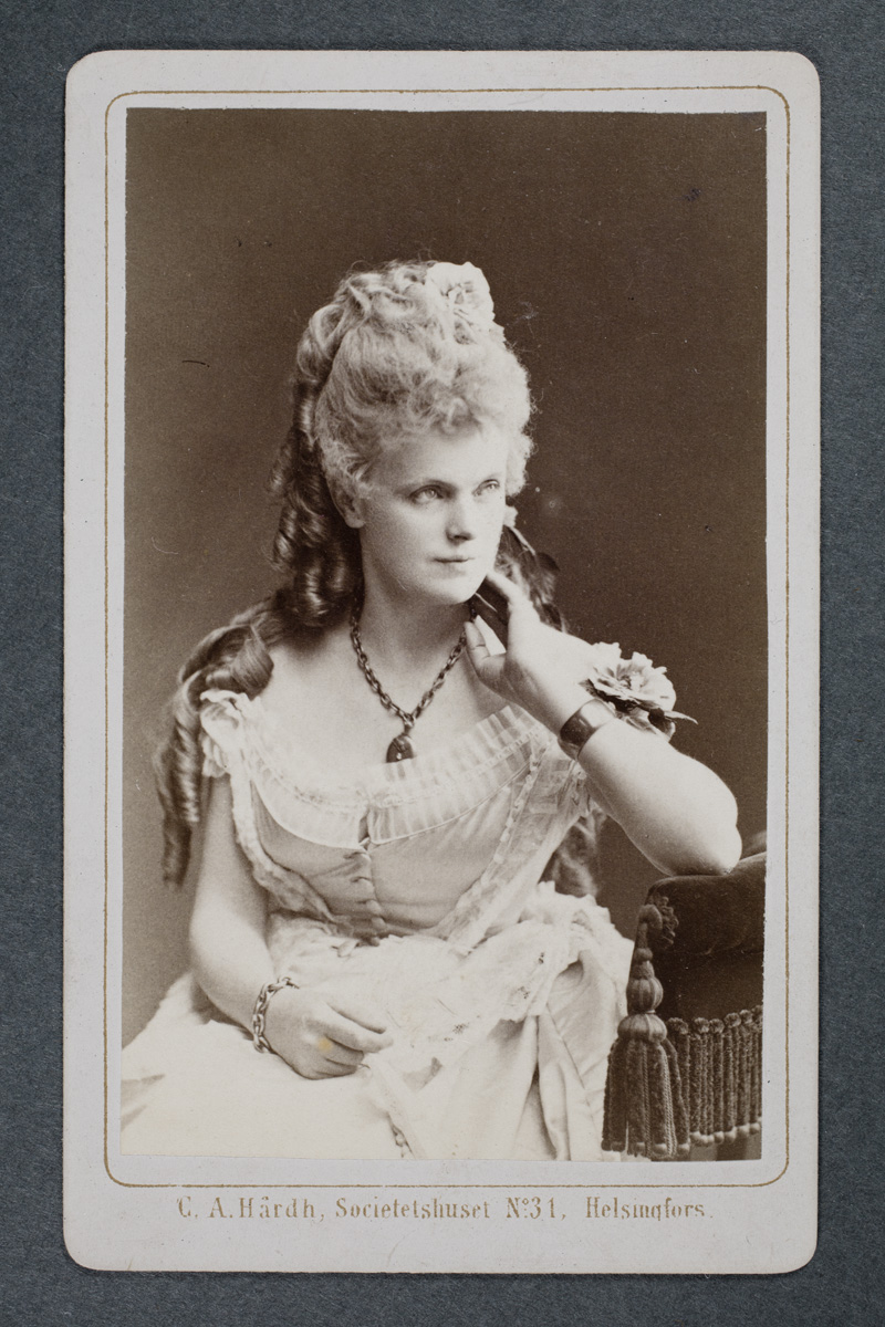 Thumbnail: Anges som Siri von Essen på baksidan
	
		På baksidan av fotografiet står "Siri von Essen (g. Strindberg)" 
Siri von Essen (1850...
