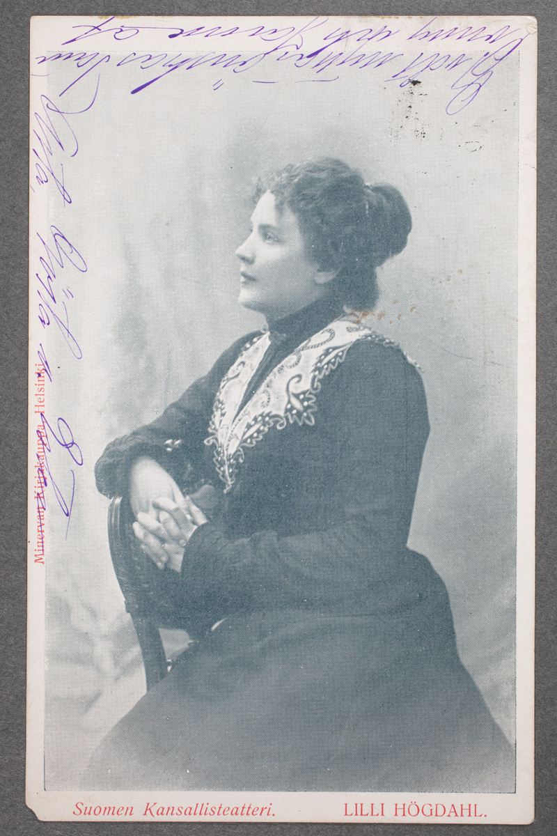 Esikatselukuva: Lilli Högdahl (g.
	
		Lilli Högdahl (g. Tulenheimo) (1880-1958), skådespelare.
På baksidan: Adresserat till "Fru E...
