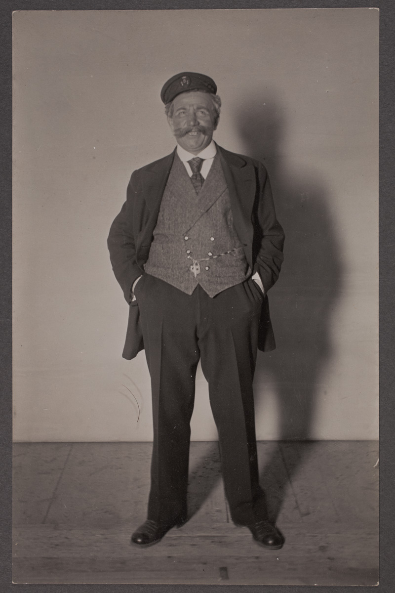 Esikatselukuva: Emil Lindh (1867-1937), skådespelare, i rollen ...
	
		Emil Lindh (1867-1937), skådespelare, i rollen som Anders Näckman i pjäsen "Tvillingarna frå...