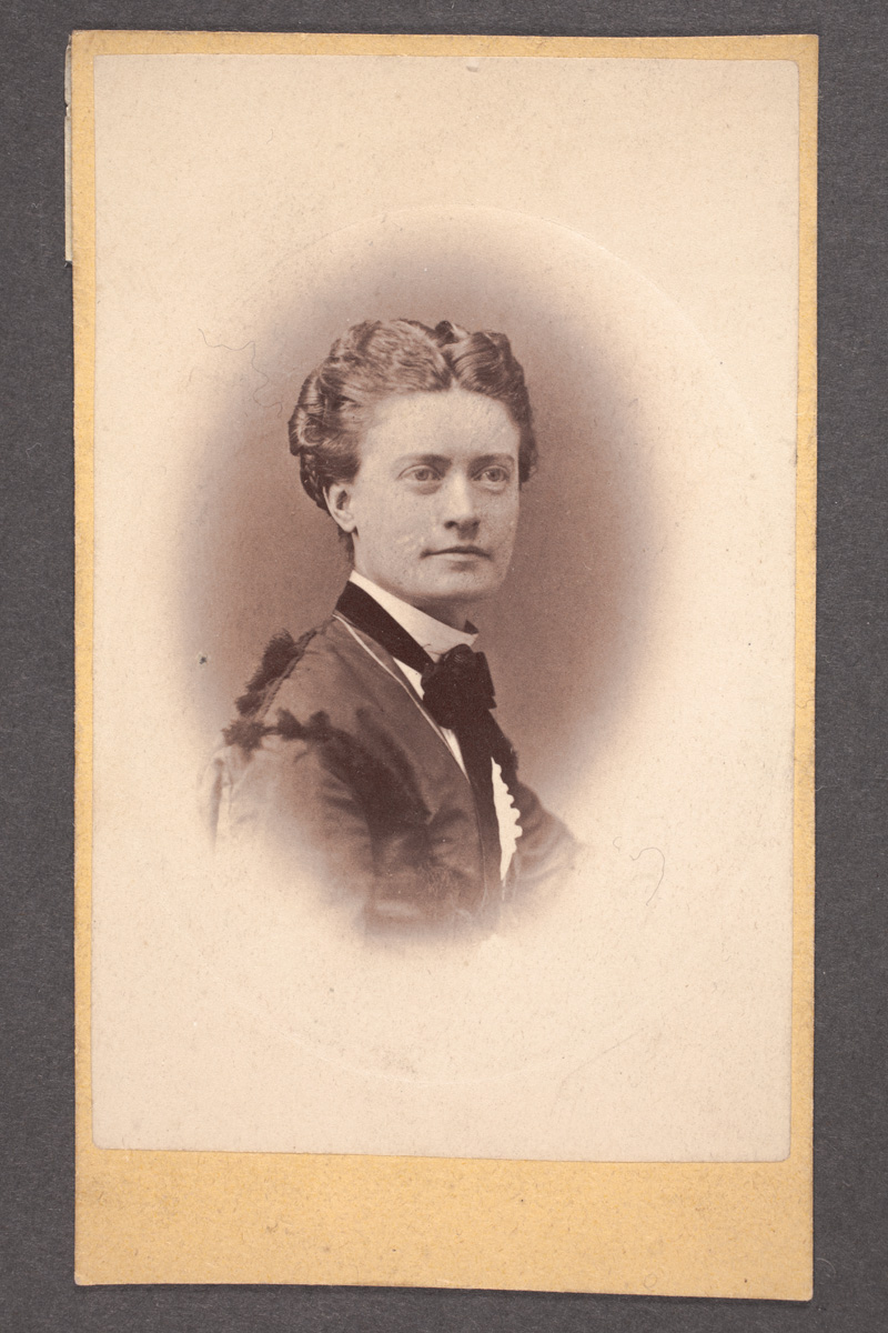 Esikatselukuva: Jenny Roos? (f.
	
		Jenny Roos? (f. 1868?)
Foto: Jenny Roos