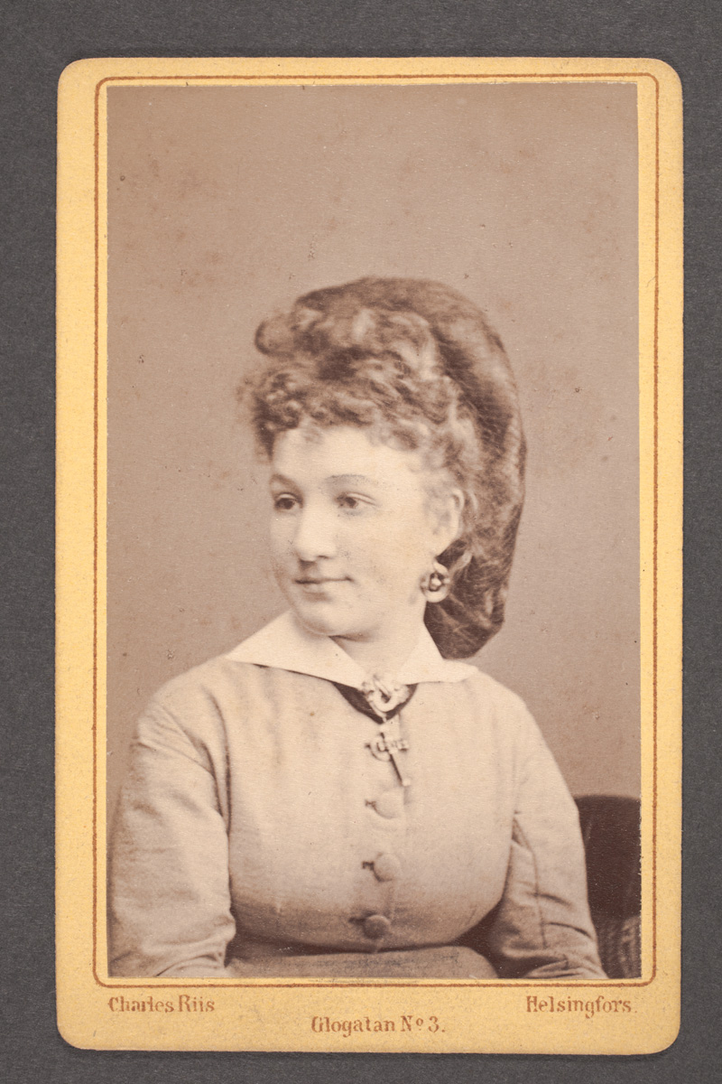 ???resource.thumbnail???: Eventuellt Sofia Bonnevie (f.
	
		Eventuellt Sofia Bonnevie (f. Strömer) (1853-1944), operasångare. Syster till sångaren Emmy Achté...