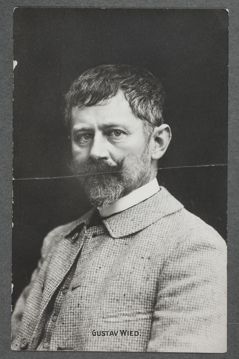 ???resource.thumbnail???: Gustav Wied (1858-1914), dansk författare.
	
		Gustav Wied (1858-1914), dansk författare.
På baksidan: "Ida Branders saml."