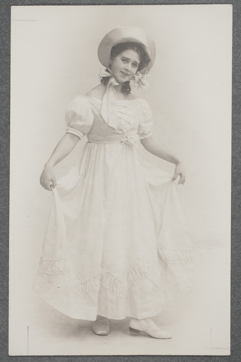 Esikatselukuva: Nanny Westerlund (1895-1989), finländsk skådespelare, i ...
	
		Nanny Westerlund (1895-1989), finländsk skådespelare, i rollen som en av Emil Lindhs döttrar i lu...
