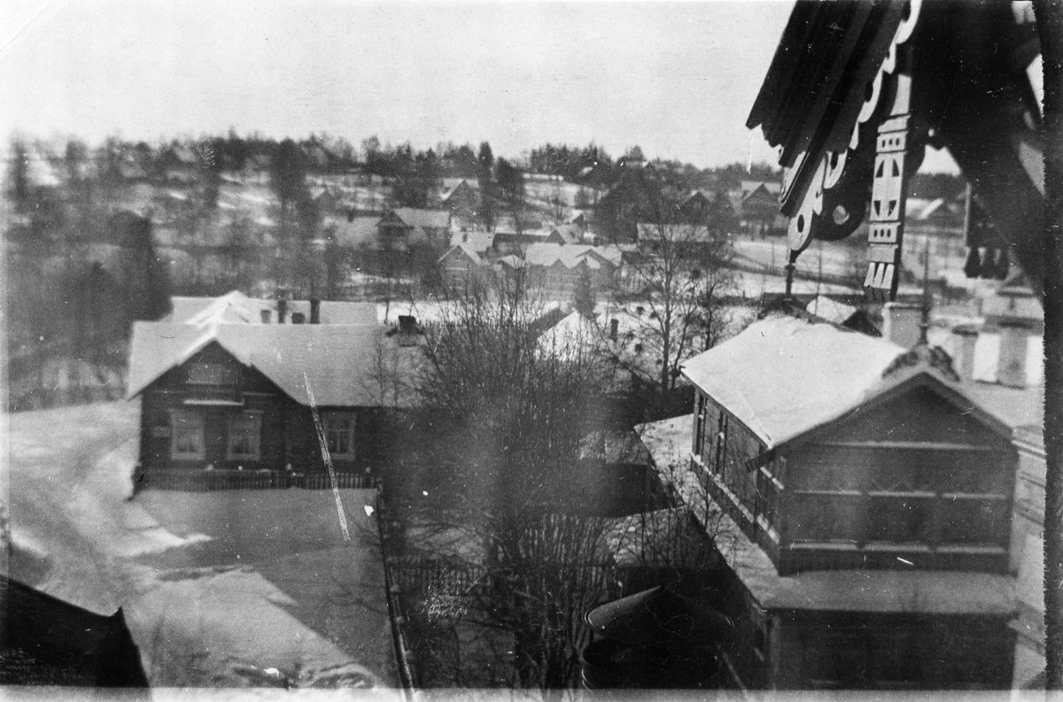 ???resource.thumbnail???: Vy över Raivola.
	
		Vy över Raivola. Gaveldetaljer av hus, möjligen kyrkan.
