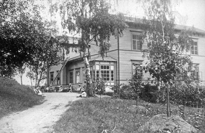 Esikatselukuva: Björkudden, stora villan mot gården.
	
		Björkudden, stora villan mot gården. Paradingången t.h.(R)