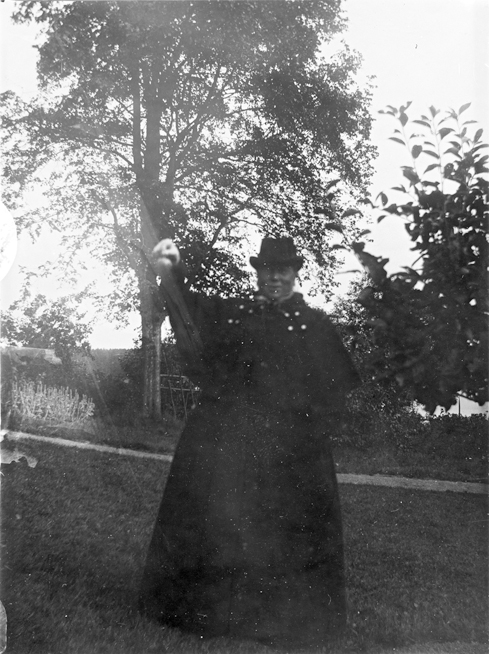 Esikatselukuva: Pomologen Alexandra Smirnoff i trädgården