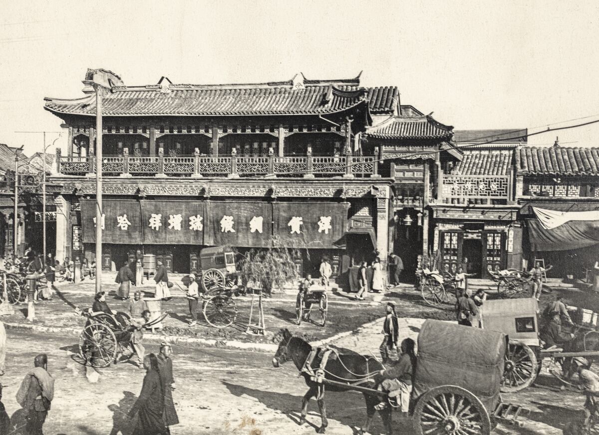 ???resource.thumbnail???: Vy från Kejsargatan i Peking med ...
	
		Vy från Kejsargatan i Peking med rikshor, kärror och fotgängare.