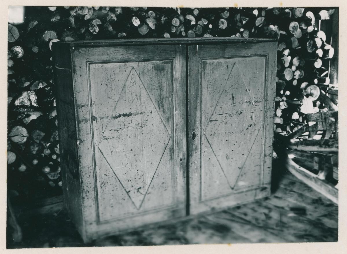 ???resource.thumbnail???:&nbsp;Undre delen av ett skåp
	
		Undre delen av ett skåp. Finnby.